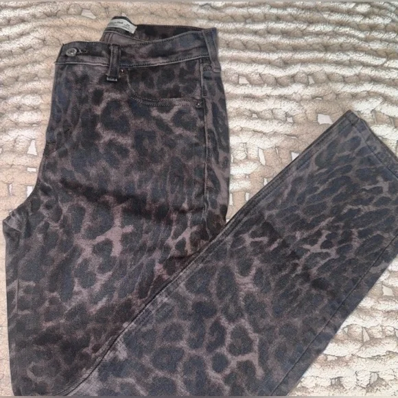 NWOT Abercrombie Leopard Mid Rise 90s Strait Jeans - Picture 5 of 5